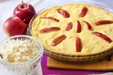 Elma ve ücretsiz menzilli yumurta ile tatlı süzme peynir güveç