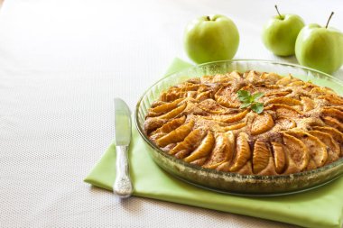 Elmalı turta ile tarçın ve zemin badem