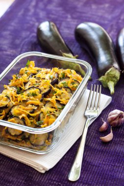 Meze kızarmış ve Marine Patlıcan Soğan ve havuç bir cam kase