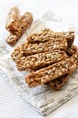 Ayçiçeği tohumu ve bal Gozinaki barlar (geleneksel Gürcü Noel Konfeksiyon)