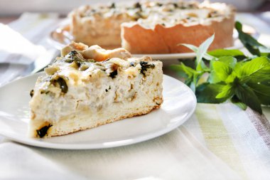 Peynirli tart karnabahar ve nane ile dilim