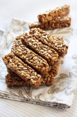 Ayçiçeği tohumu ve bal Gozinaki barlar (geleneksel Gürcü Noel Konfeksiyon)