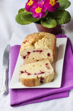 Ev yapımı peynir kek kiraz bir plaka ile