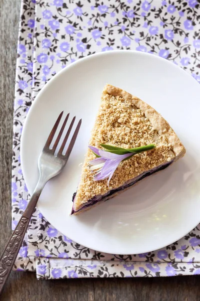 Piece Blueberry Cake Plate Decorated Purple Flower Top View — Stock Photo, Image