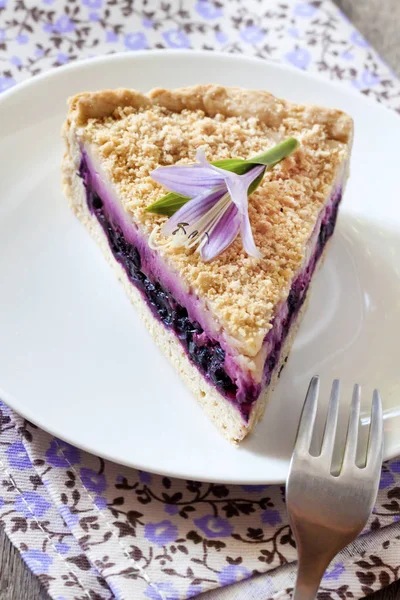 Stück Heidelbeerkuchen Auf Einem Teller Mit Einer Lila Blume Dekoriert — Stockfoto