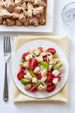 Salata Domates, beyaz haşlanmış barbunya fasulyesi ve kruton ile Türkiye güveç arka plan üzerinde beyaz ekmek üzerinden üç tür ile. Üstten görünüm