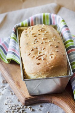 Beyaz Maya ekmek ayçiçeği tohumu ile form pişirme teneke içinde