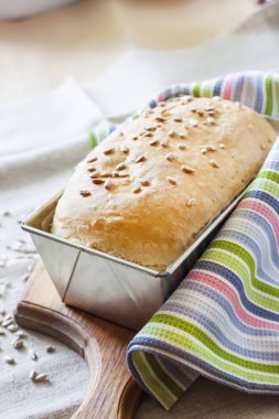 Beyaz Maya ekmek ayçiçeği tohumu ile form pişirme teneke içinde