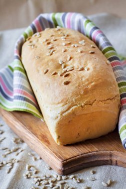 Ahşap oyun tahtası ayçiçeği tohumu ile beyaz Maya ekmek