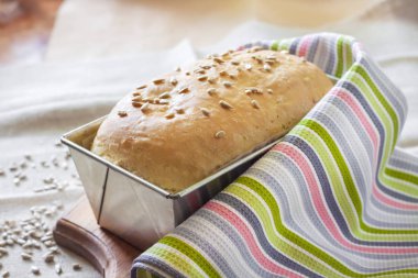 Beyaz Maya ekmek ayçiçeği tohumu ile form pişirme teneke içinde