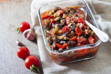 Patlıcan, kırmızı biber ve domates ile Sebze Güveç