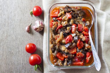 Patlıcan, kırmızı biber ve domates ile Sebze Güveç