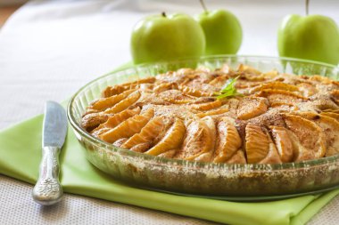 Elmalı turta ile tarçın ve zemin badem