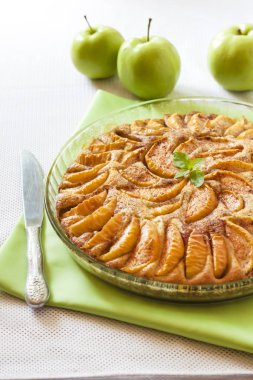 Elmalı turta ile tarçın ve zemin badem