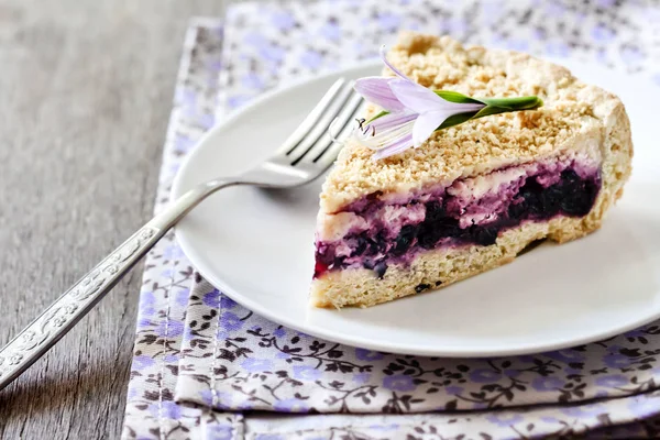 紫の花で飾られたプレートにブルーベリー ケーキ — ストック写真