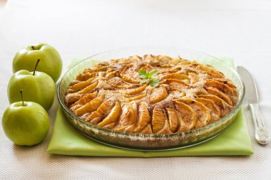 Elmalı turta ile tarçın ve zemin badem