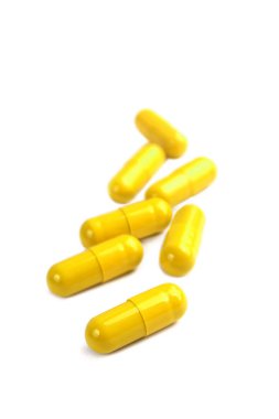 Beyaz arka plan üzerinde izole sarı hap kapsül