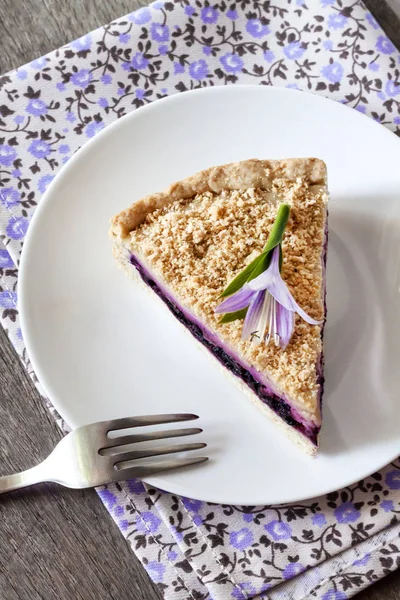 Stück Heidelbeerkuchen Auf Einem Teller Mit Einer Lila Blume Dekoriert — Stockfoto