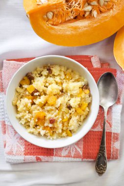 Tatlı sütlü darı ve pirinç lapası kabak ve kuru üzüm ile