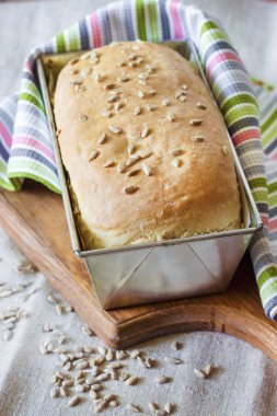 Beyaz Maya ekmek ayçiçeği tohumu ile form pişirme teneke içinde