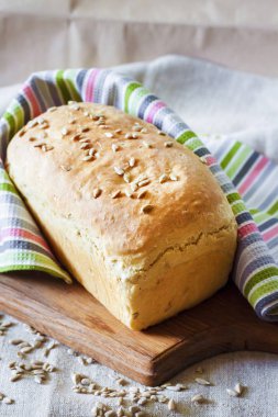 Ahşap oyun tahtası ayçiçeği tohumu ile beyaz Maya ekmek