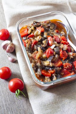 Patlıcan, kırmızı biber ve domates cam kase Sebze Güveç