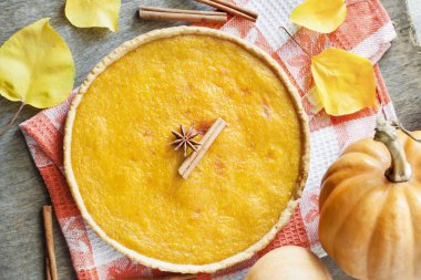 Şükran günü için yapılan tarçın ile ev yapımı baharatlı kabak pasta