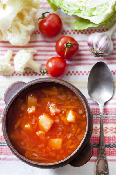 Томатний суп з капустою та цвітною капустою — стокове фото