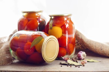 Ev yapımı domates turşulu cam kavanozlar, metal kapakla mühürlenmiş.