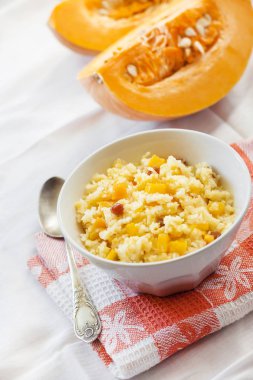 Tatlı sütlü darı ve pirinç lapası kabak ve kuru üzüm ile