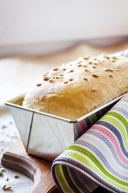 Beyaz Maya ekmek ayçiçeği tohumu ile form pişirme teneke içinde