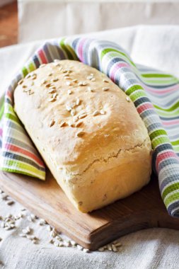 Ahşap oyun tahtası ayçiçeği tohumu ile beyaz Maya ekmek