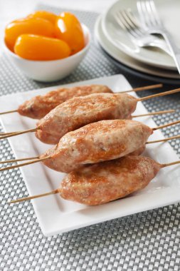 Kıyılmış Türkiye Kebap kare plaka ve arka planda sarı turşusu domates