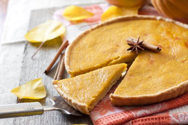 Tarçın pumkings arka plan, bir tablo ile ev yapımı baharatlı kabak pasta