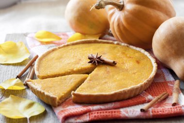 Tarçın pumkings arka plan, bir tablo ile ev yapımı baharatlı kabak pasta