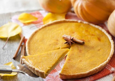 Tarçın pumkings arka plan, bir tablo ile ev yapımı baharatlı kabak pasta