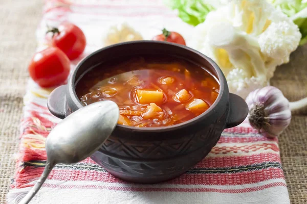 Vegetarisk Tomatsoppa Med Kål Och Blomkål Rustik Keramikskål — Stockfoto