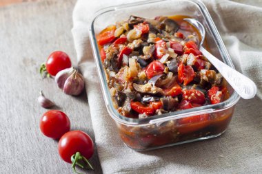 Patlıcan, kırmızı biber ve domates cam kase Sebze Güveç