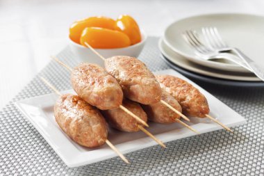 Kıyılmış Türkiye Kebap kare plaka ve arka planda sarı turşusu domates