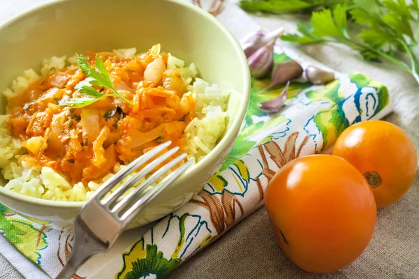 Gedünsteter Reis Mit Gedünstetem Gemüse Und Kurkuma — Stockfoto