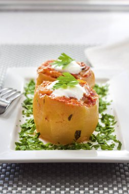 Et ve sebze doldurulmuş Kabak Domates sosuna komposto