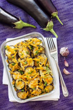 Meze kızarmış ve Marine Patlıcan Soğan ve havuç bir cam kase