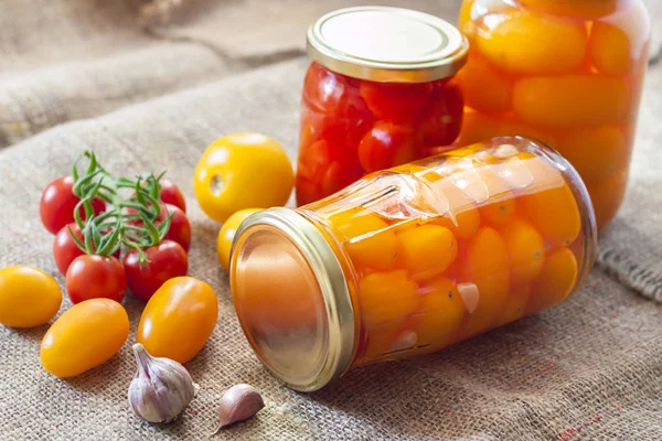Frascos Vidro Com Tomates Conserva Vermelhos Amarelos Caseiros Selados Com — Fotografia de Stock