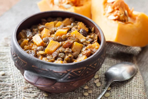 Huisgemaakte Pittige Curry Met Groene Linzen Pompoen Rozijnen Rustieke Keramische — Stockfoto