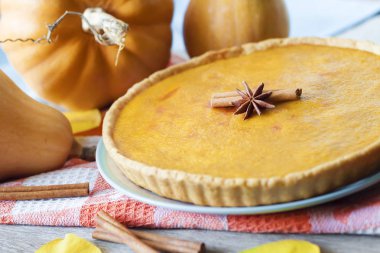 Tarçın pumkings arka plan, bir tablo ile ev yapımı baharatlı kabak pasta