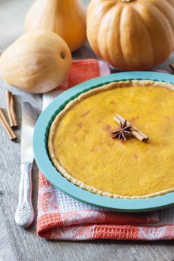 Tarçın pumkings arka plan, bir tablo ile ev yapımı baharatlı kabak pasta