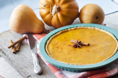 Tarçın pumkings arka plan, bir tablo ile ev yapımı baharatlı kabak pasta