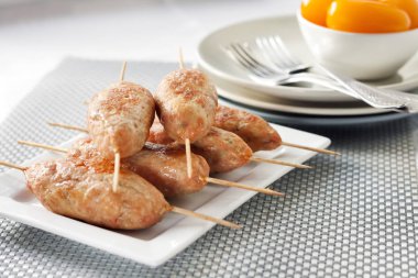 Kıyılmış Türkiye Kebap kare plaka ve arka planda sarı turşusu domates