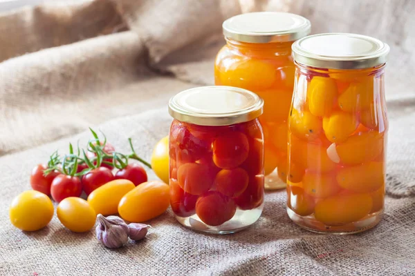 Frascos Vidro Com Tomates Conserva Vermelhos Amarelos Caseiros Selados Com — Fotografia de Stock