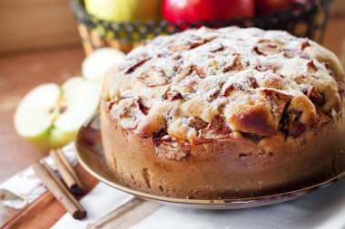 Arka plaka ve yeşil ve kırmızı elma tarçın ile ev yapımı elma pasta